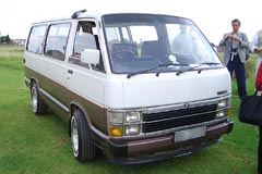 乗合いバスとして途上国で走る日本車